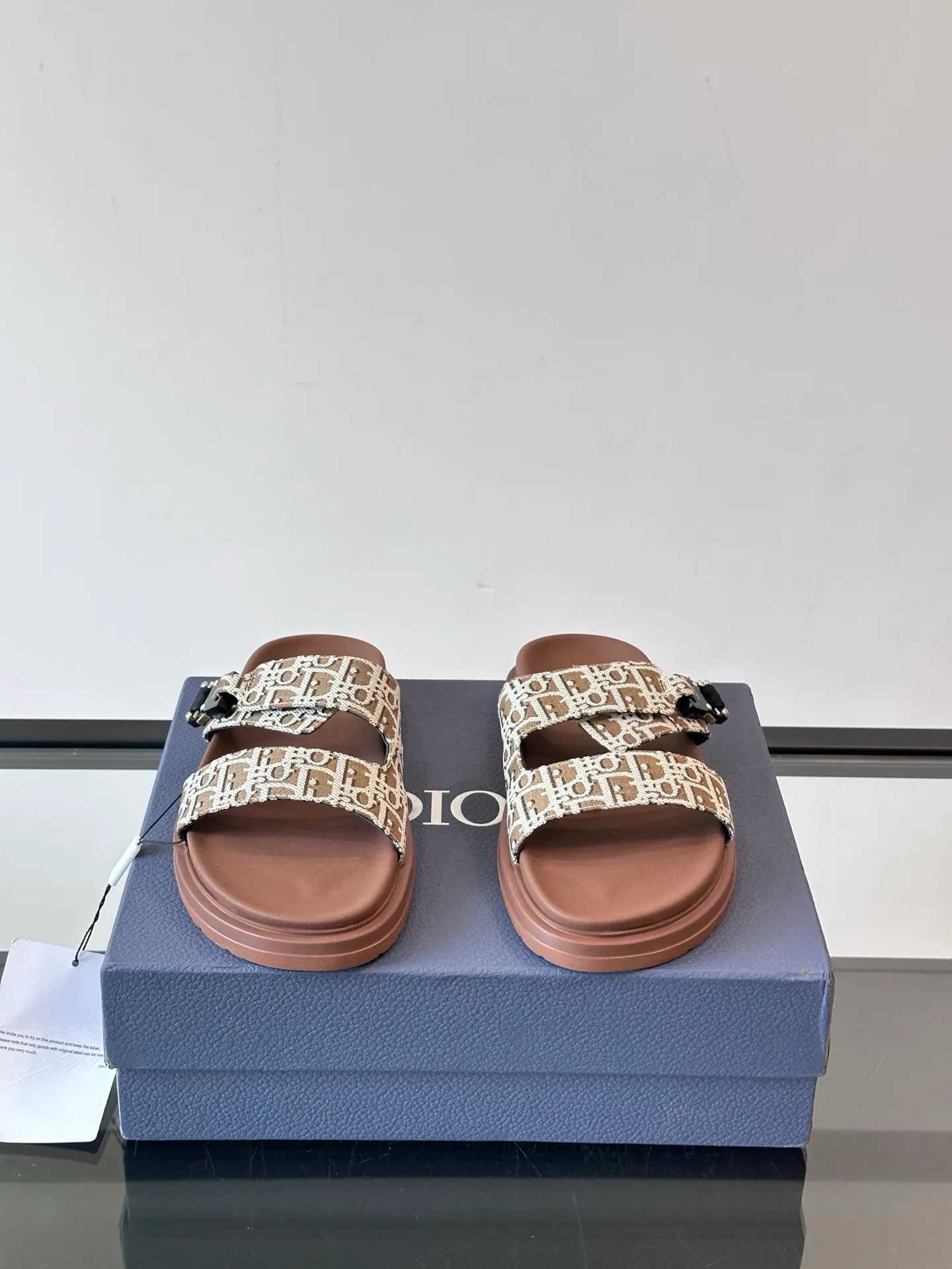 Factory price: 300💰Dior Aqua men's sandals and slippers. Showcasing Dior haute couture design. The Dior gray suede strap is accented with an aluminum Dior buckle for added style. Paired with a comfortable tonal notch sole, they pair easily with shorts or jeans for a sophisticated look. Main body: suede cow leather, technical fabric lining: cow leather, with adjustable straps, aluminum Dior buckle, Dior gray EVA insole, tonal notch rubber outsole splicing structure👌👌 size: 38-44 (45.46 customized)